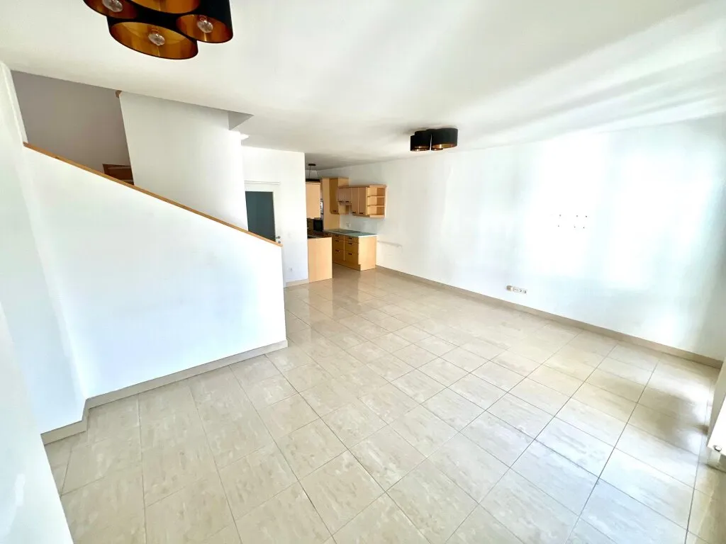 Gepflegte 3-Zi Maisonette mit Loggia & Terrasse in einer verkehrsberuhigten Straße - Widok 3