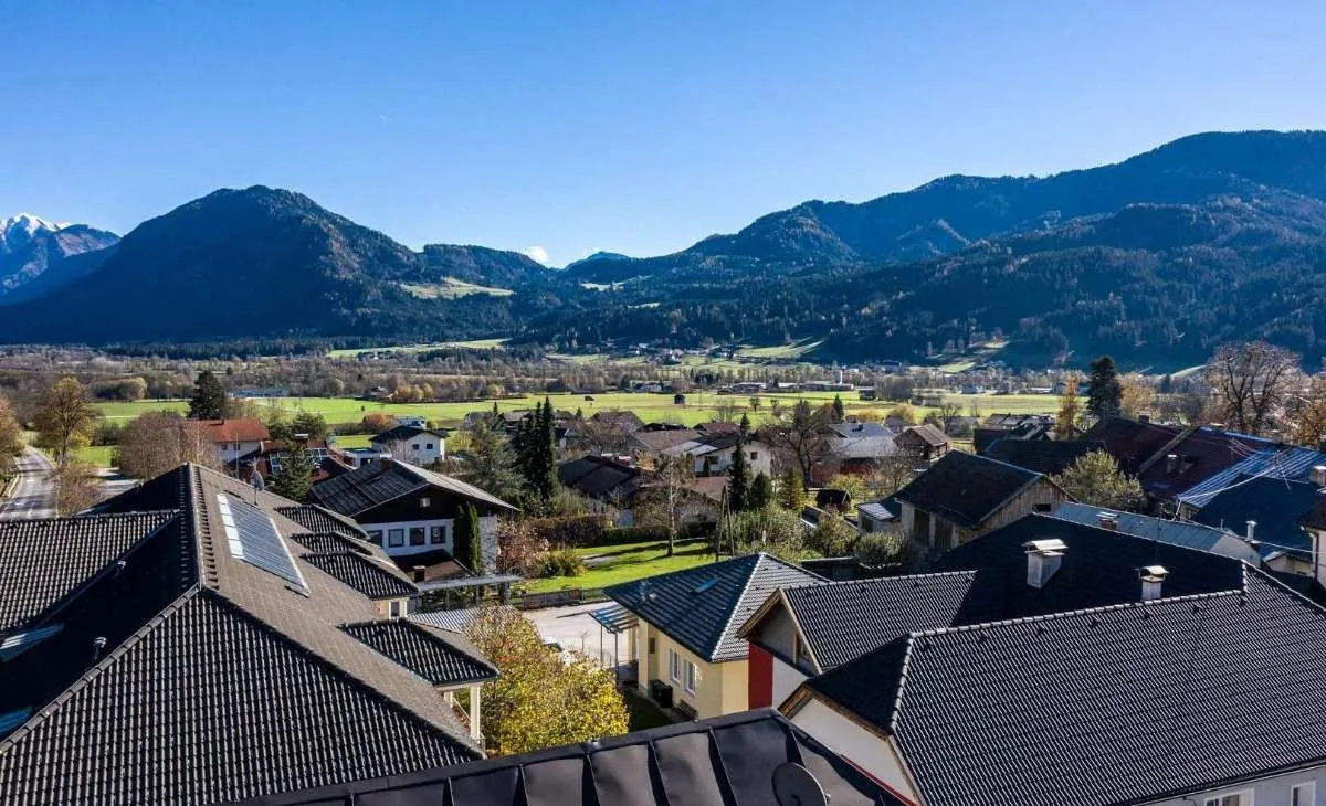 Zweifamilienhaus mit 2 getrennten Wohneinheiten und viel Platz, mit Garten in zentraler Lage - Ansicht 2
