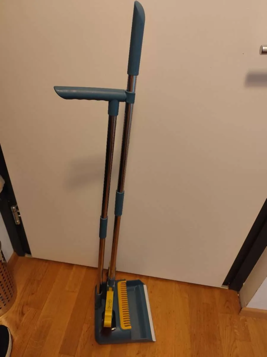 Kehrset mit langem Stiel und offener Schaufel Guter Zustand Besen Kehrschaufel Set Kutterschaufel Kehrwisch Besenset Kehrschaufel Kehr-Set Schaufelset Schaufel-Set Besen-Set Kehr-Schaufel, € 12,- (1220 Wien)