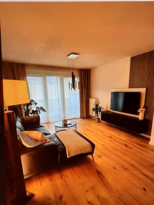 Möblierte 2 Zimmer Loggia-Wohnung, top saniert und bezugsfertig