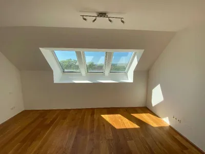 Moderne Dachgeschosswohnung in Zentrumsnähe – Bild 3
