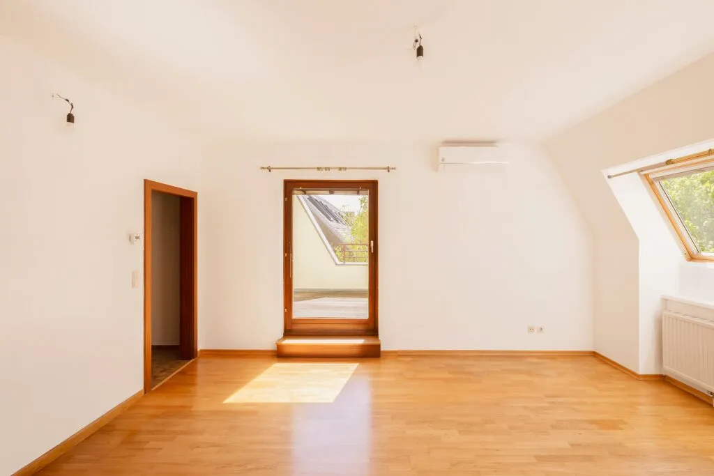 Perfekt aufgeteilte, lichtdurchflutete Dachgeschoss-Wohnung mit Sonnenterrasse in Hietzinger Grünruhelage – pohled 3