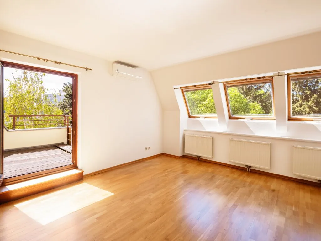 Perfekt aufgeteilte, lichtdurchflutete Dachgeschoss-Wohnung mit Sonnenterrasse in Hietzinger Grünruhelage – pohled 2
