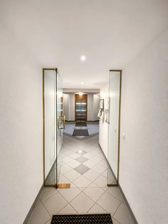 Helle, teilsanierte Wohnung mit Loggia in Ruhelage - Ansicht 3