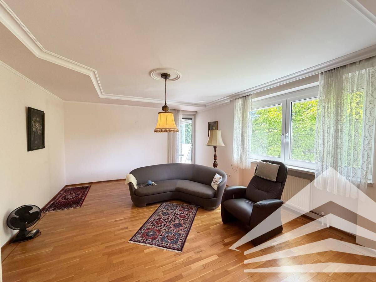 Gepflegte 4 Zimmerwohnung mit separater Küche und sonniger Loggia in Linz! - Ansicht 2