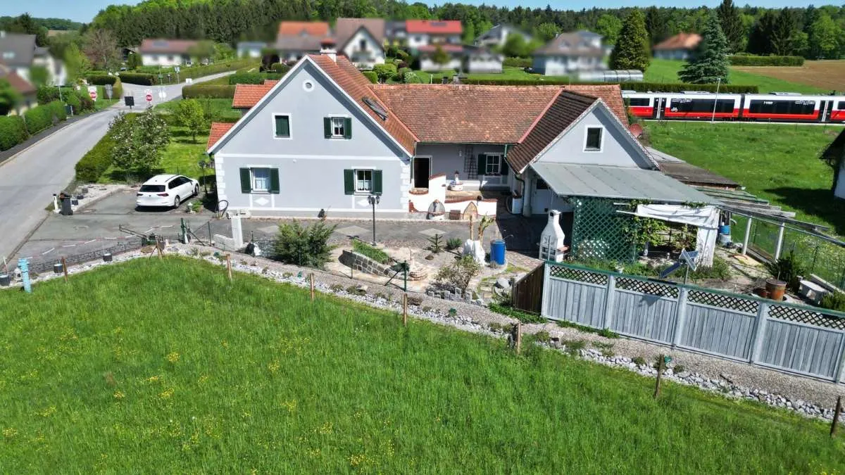 Modernisiertes Haus mit Nebengebäude im Dreikanthof-Stil! Sonniger und ebener Eigengrund – pohled 3