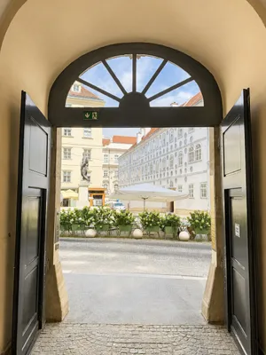 Exklusives Wohnen am Franziskanerplatz - Stilvolle Altbauwohnung im Herzen Wiens – Bild 2