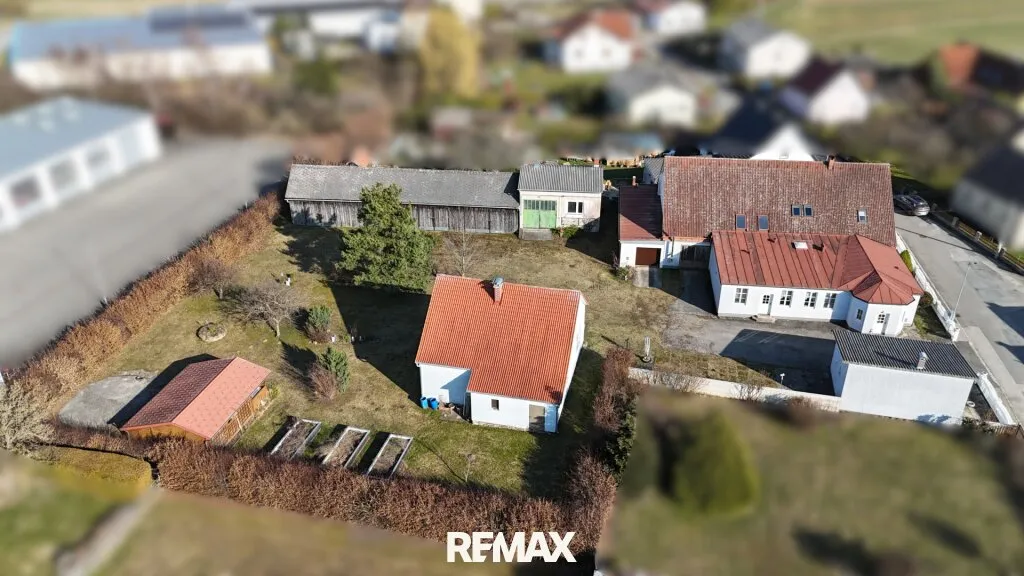 Wohnhaus mit mehreren Nebengebäuden in Ruhelage - Ansicht 2