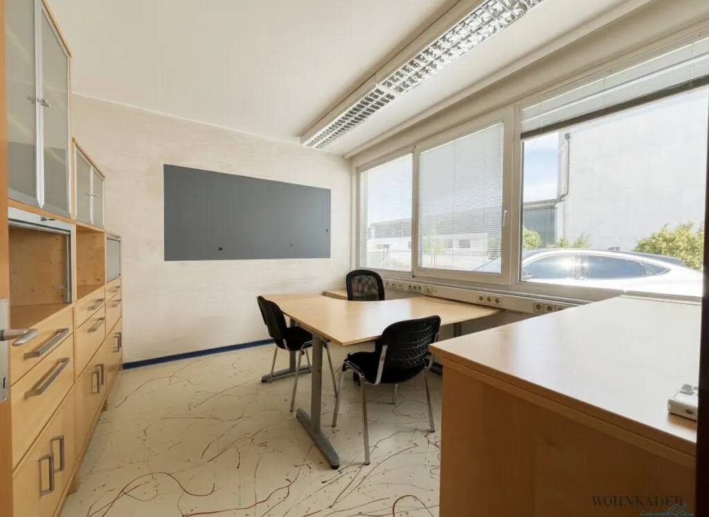 Rundum-sorglos-Büro: Möbliert, inklusive Betriebskosten und Heizung & 3 Stellplätze! - Ansicht 2
