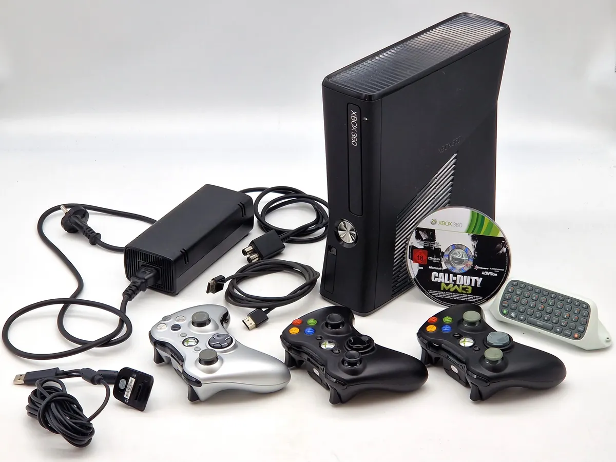 Microsoft Xbox 360 S Set - Xbox 360 Slim Konsole mit 3 Controllern, Chatpad und Zubehör