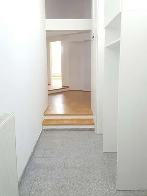 Neuwertige zentral gelegene Dachgeschosswohnung für 4er WG oder Familie – Bild 2