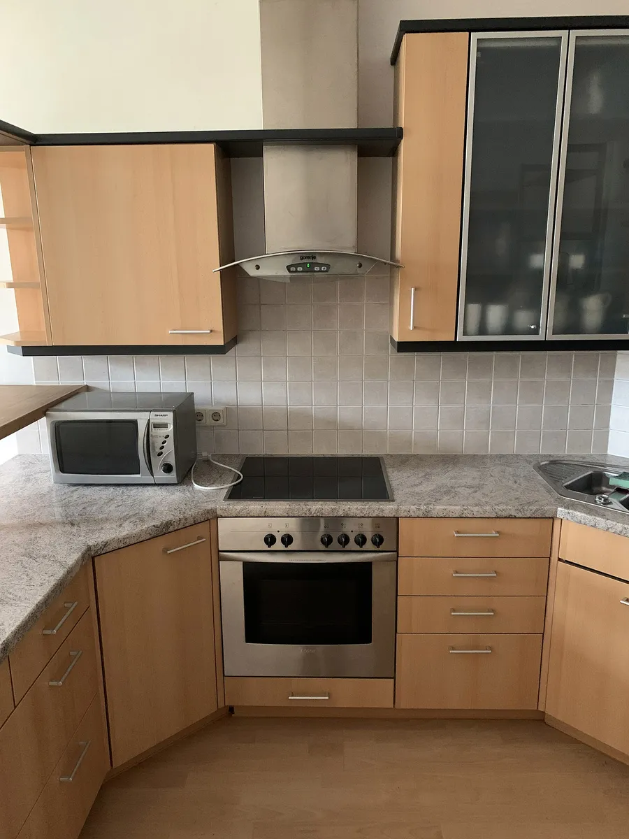 Helle 3-Zimmer-Altbauwohnung mit Balkon, zentral gelegen - Ansicht 2