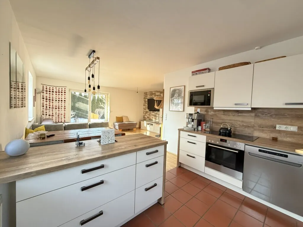 Charmante Gartenwohnung mit Garage und Carport in Neumarkt am Wallersee – pohled 2