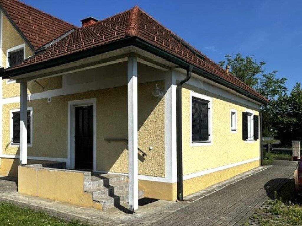 Sonniges Wohnhaus mit Garten und Nebengebäude in zentraler Stadtlage - Ansicht 2