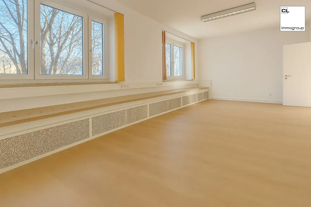 Top-Gewerbeimmobilie in Salzburg Maxglan; helle, hohe Räume, erster Stock mit 232m² Bürofläche + 12m² Lager; angenehmes Raum- und Arbeitsklima; ruhige Lage mit Park- und Grünflächen direkt vor dem H - Widok 2