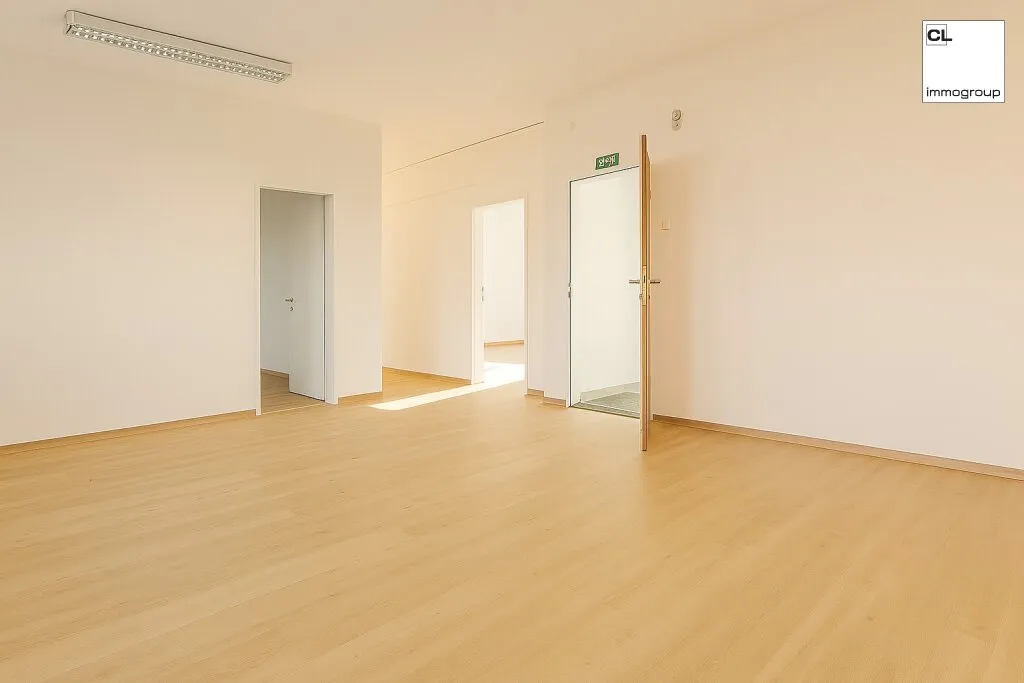 Top-Gewerbeimmobilie in Salzburg Maxglan; helle, hohe Räume, erster Stock mit 232m² Bürofläche + 12m² Lager; angenehmes Raum- und Arbeitsklima; ruhige Lage mit Park- und Grünflächen direkt vor dem H - Widok 3