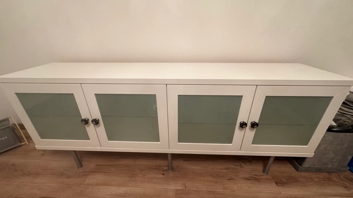 IKEA Bestå Sideboard / Kommode weiß mit Glastüren - sehr gute Zustand!, € 120,- (1210 Wien)