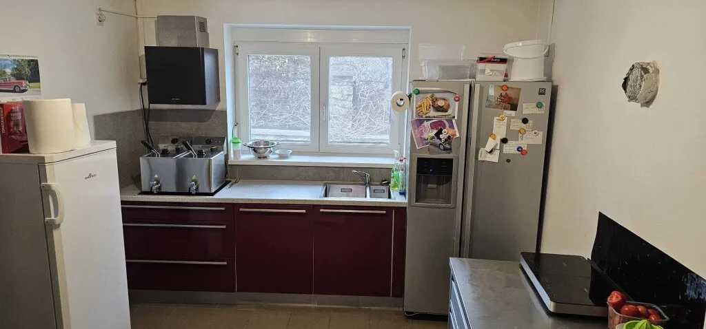 Wegen Pensionierung: Tolle Imbißstube mit Innenhof und einer ebenerdigen Wohnung in Hauptplatznähe Oberwart! - Ansicht 3