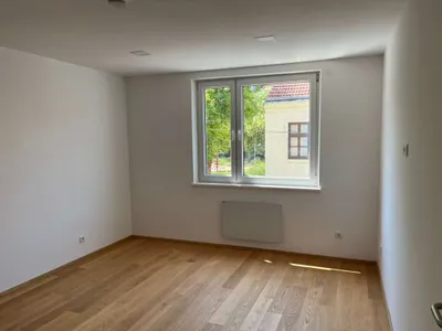 3-Zimmer Erstbezugs Wohnung in zentraler Ruhelage - Auto Stellplatz im Hof vorhanden