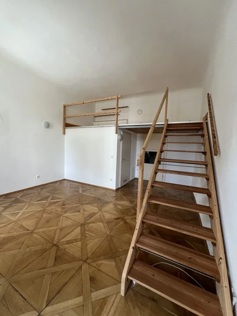 Tolle Garçonnière in zentraler Lage mit zusätzlicher Galerie – pohled 3