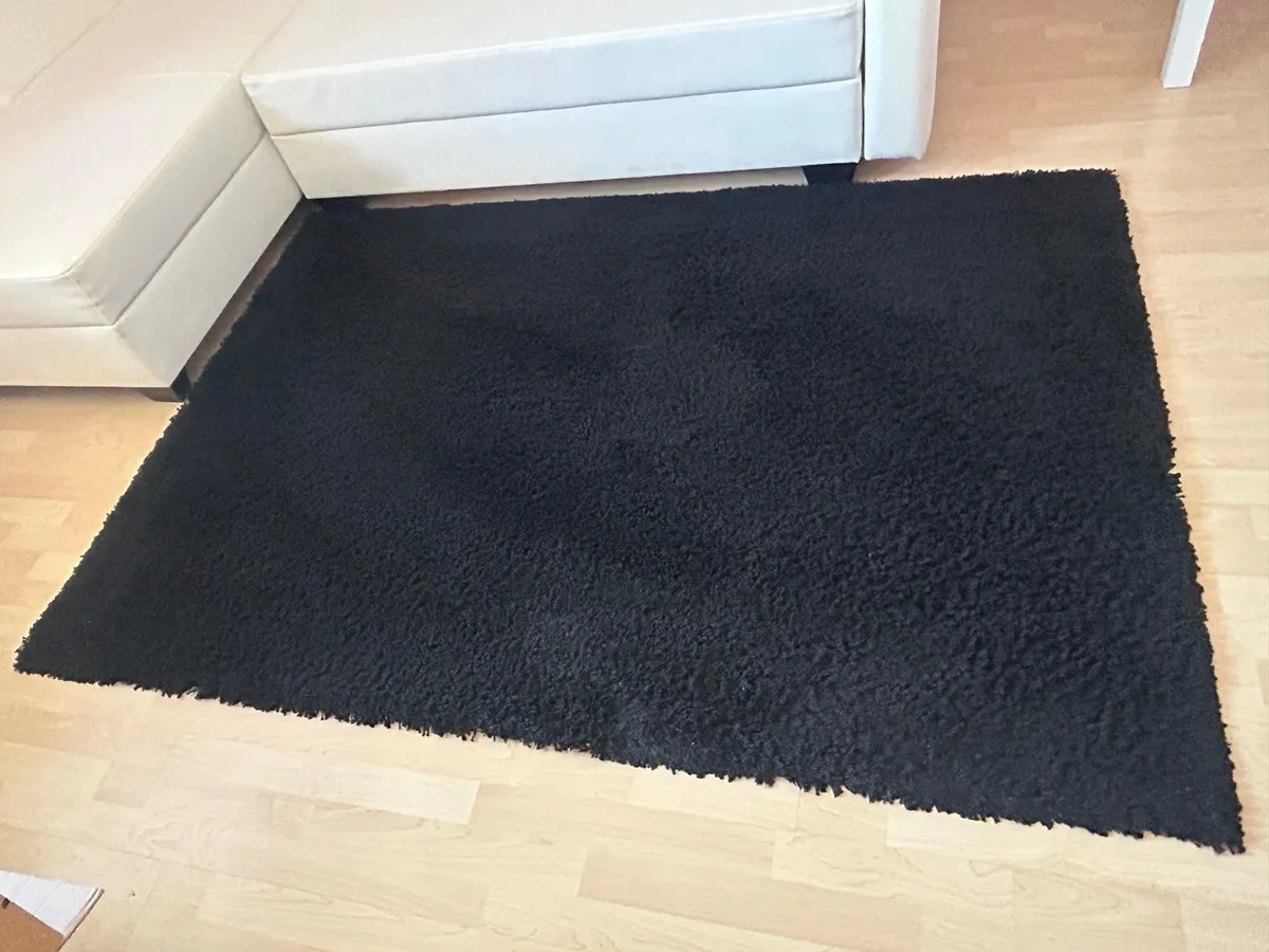 IKEA HAMPEN Hochflor-Teppich schwarz - 133 × 195 cm, € 24,- (1110 Wien)