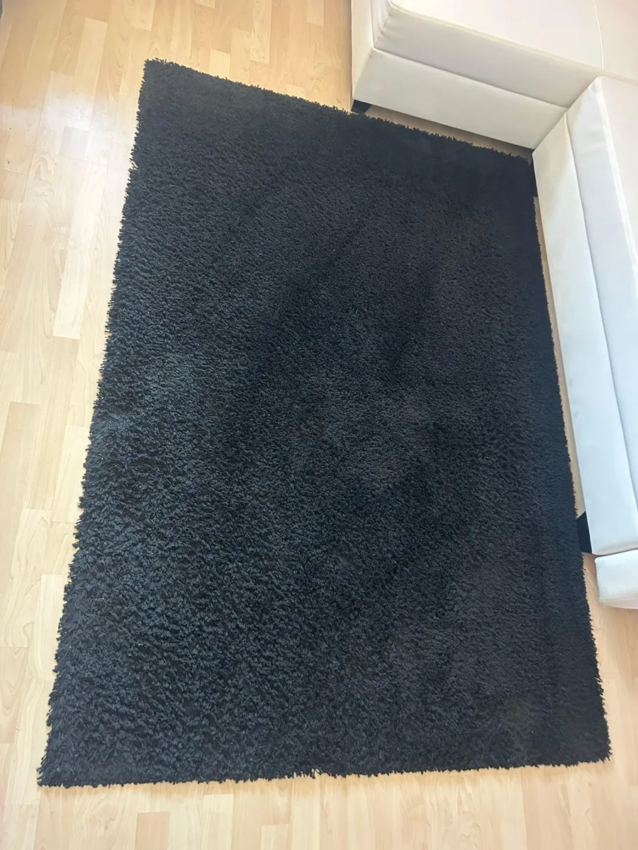 IKEA HAMPEN Hochflor-Teppich schwarz - 133 × 195 cm, € 24,- (1110 Wien)