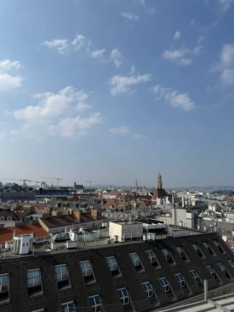 Exklusive 100 m² Wohnung mit 2 Balkonen & Klimaanlage in jedem Zimmer im Herzen des 1. Bezirks – pohled 2