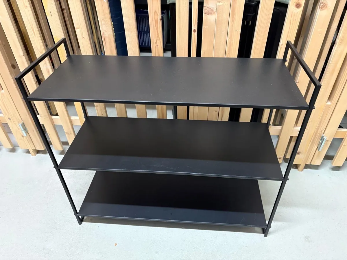 Kleines schwarzes Regal mit Gebrauchsspuren, € 5,- (1120 Wien)