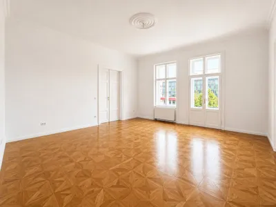 Großzügige Altbauwohnung mit Balkon und besonderem Wohncharme!