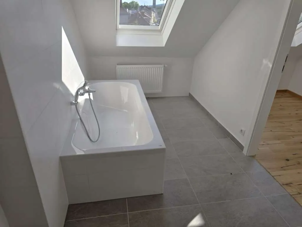 + Erstbezug+ BJ 1982++ Sanierte Dachgeschosswohnung + Galerie 22m² + Unter Sankt Veit U-BAHN + - Ansicht 3