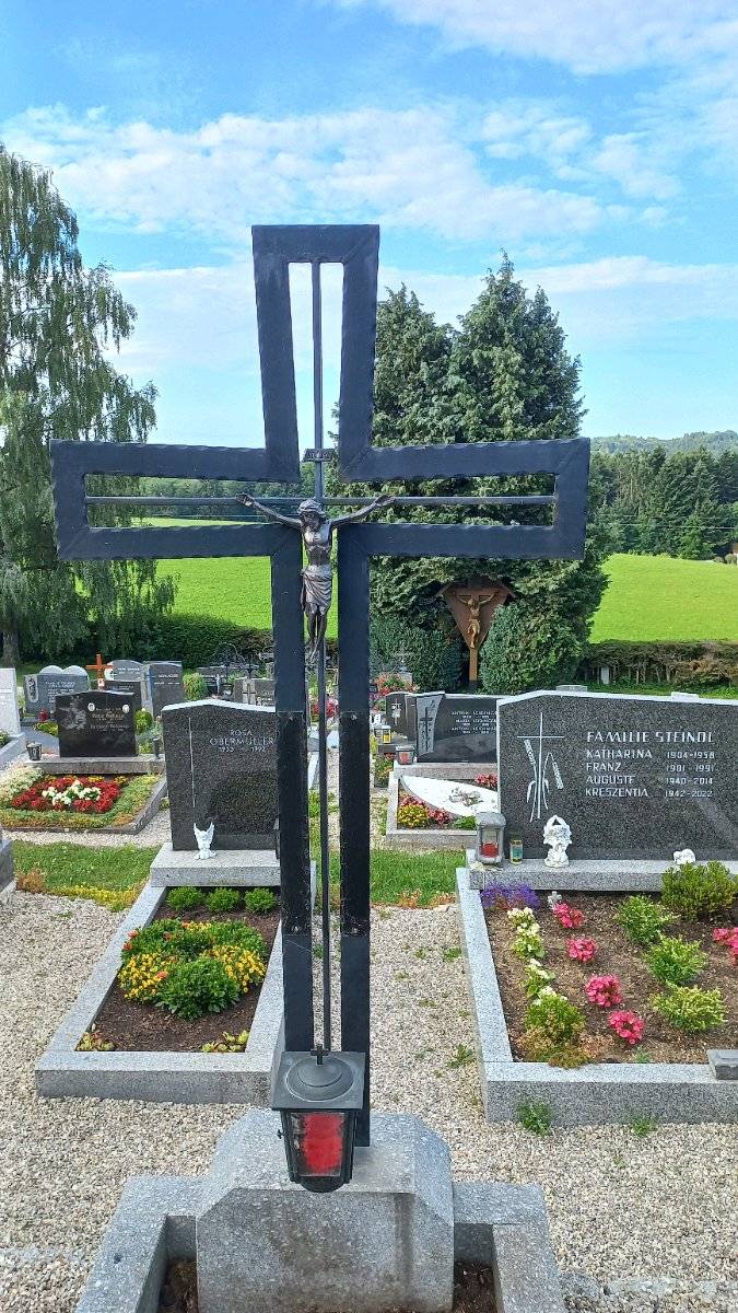 Grabstein mit Grabkreuz