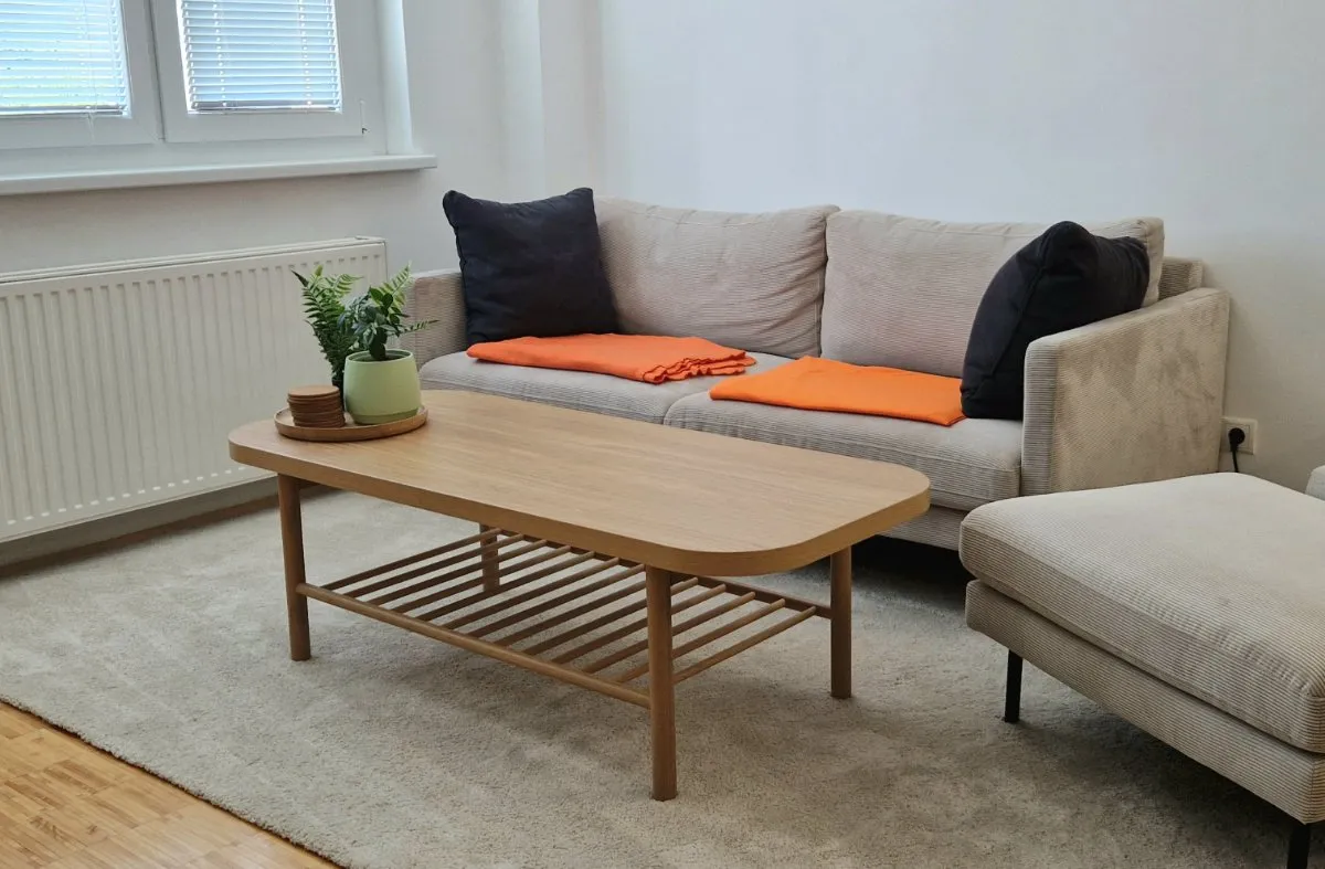 IKEA LISTERBY Couchtisch eiche, € 70,- (1020 Wien)