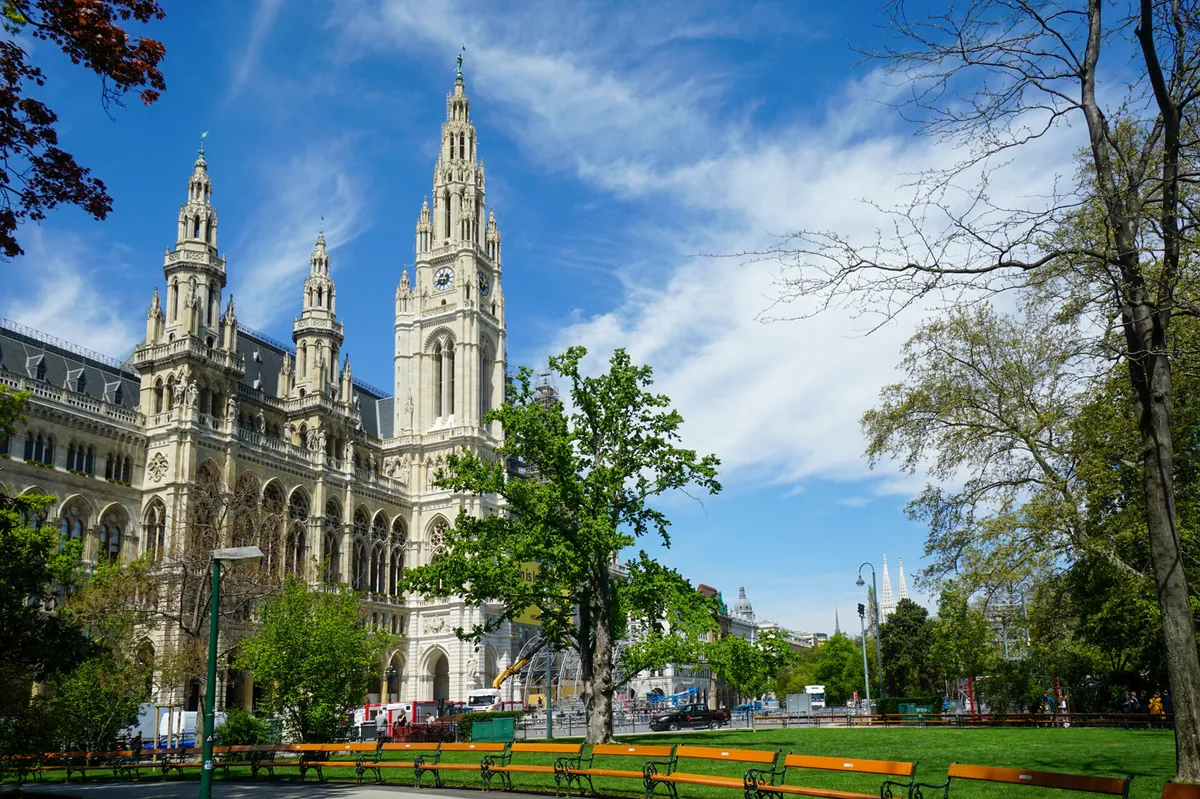 Wundervolle 5-Zimmer-Altbauwohnung nahe Rathaus - Sanierung nach Ihren Vorstellungen - zu mieten in 1010 Wien - Ansicht 3