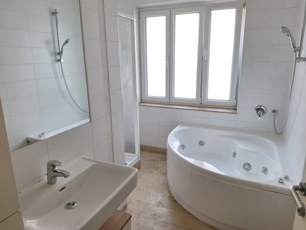 Helle 2-Zimmer Wohnung, Gebäude komplett saniert, ruhige Lage - Ansicht 3