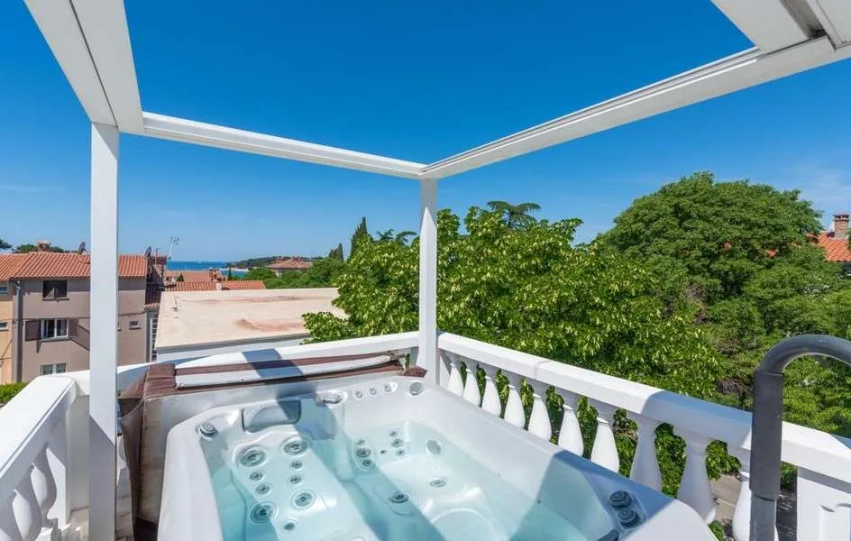 Außergewöhnliche Villa mit Pool in großartiger Lage – pohled 2
