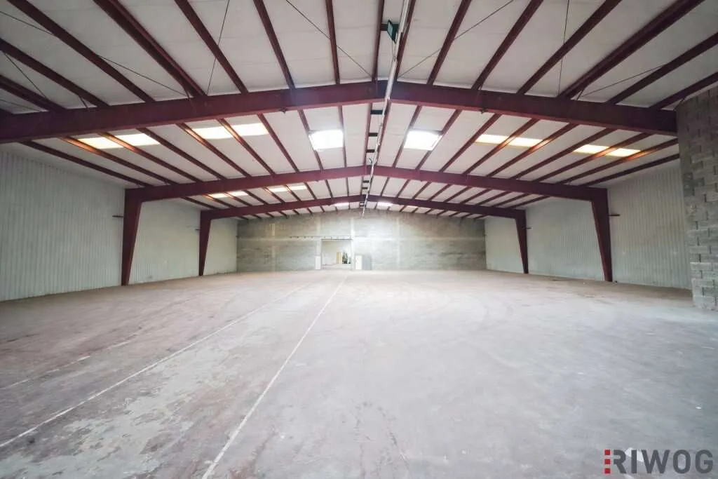 1.100m² isolierte Lagerhalle mit 250m² Büro | Rampen & ebenerdige Einfahrt möglich | optional bis zu ca. 2.000m² Lager möglich - Ansicht 2