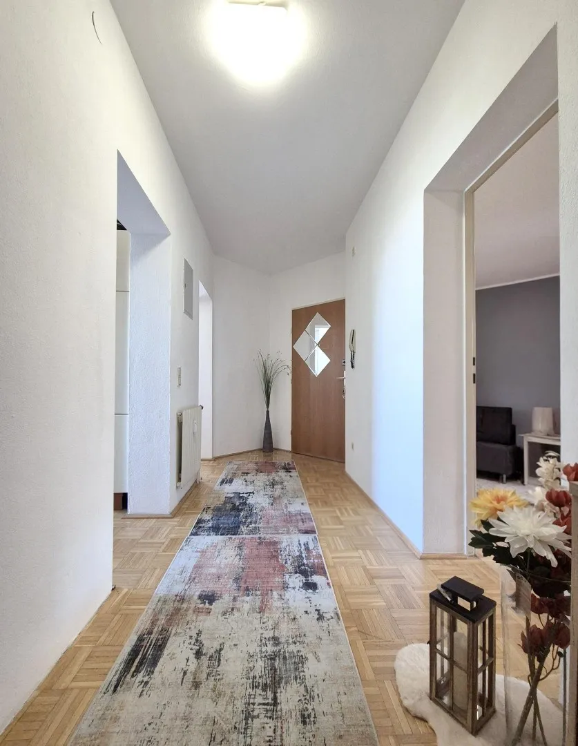 Attraktive 3-4‑Zimmer‑Eigentumswohnung mit zwei Loggien inkl. TG‑Stellplatz – pohled 3