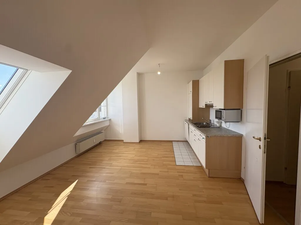 Schöne+ ruhige 1 Zimmer DG- Wohnung in den Innenhof! – pohled 2