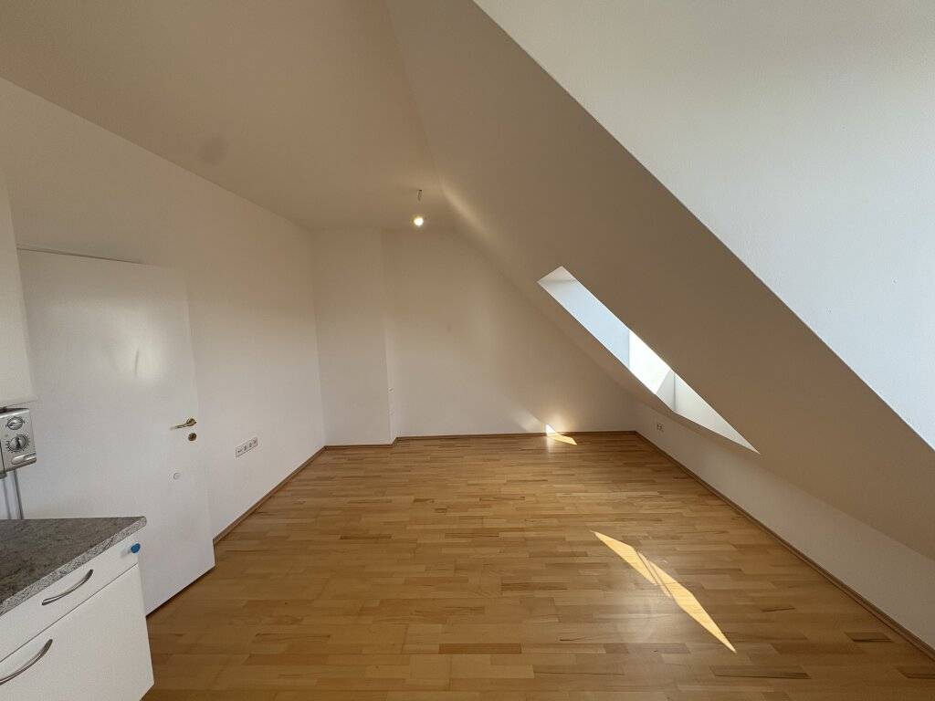 Schöne+ ruhige 1 Zimmer DG- Wohnung in den Innenhof!, Wien