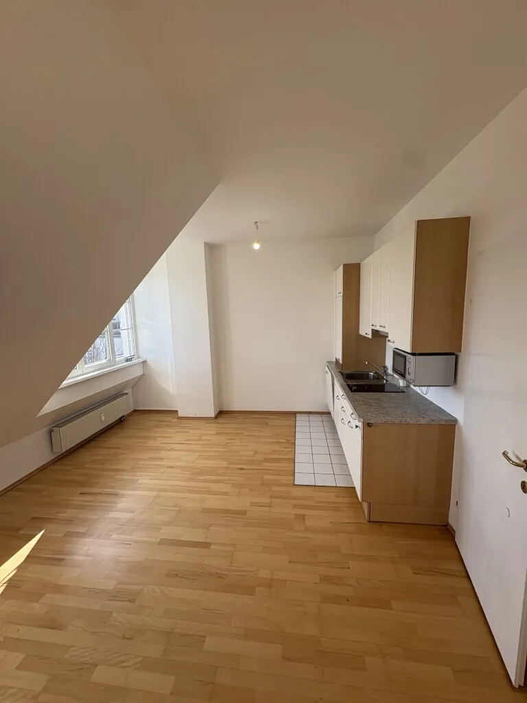 Schöne+ ruhige 1 Zimmer DG- Wohnung in den Innenhof! – pohled 3