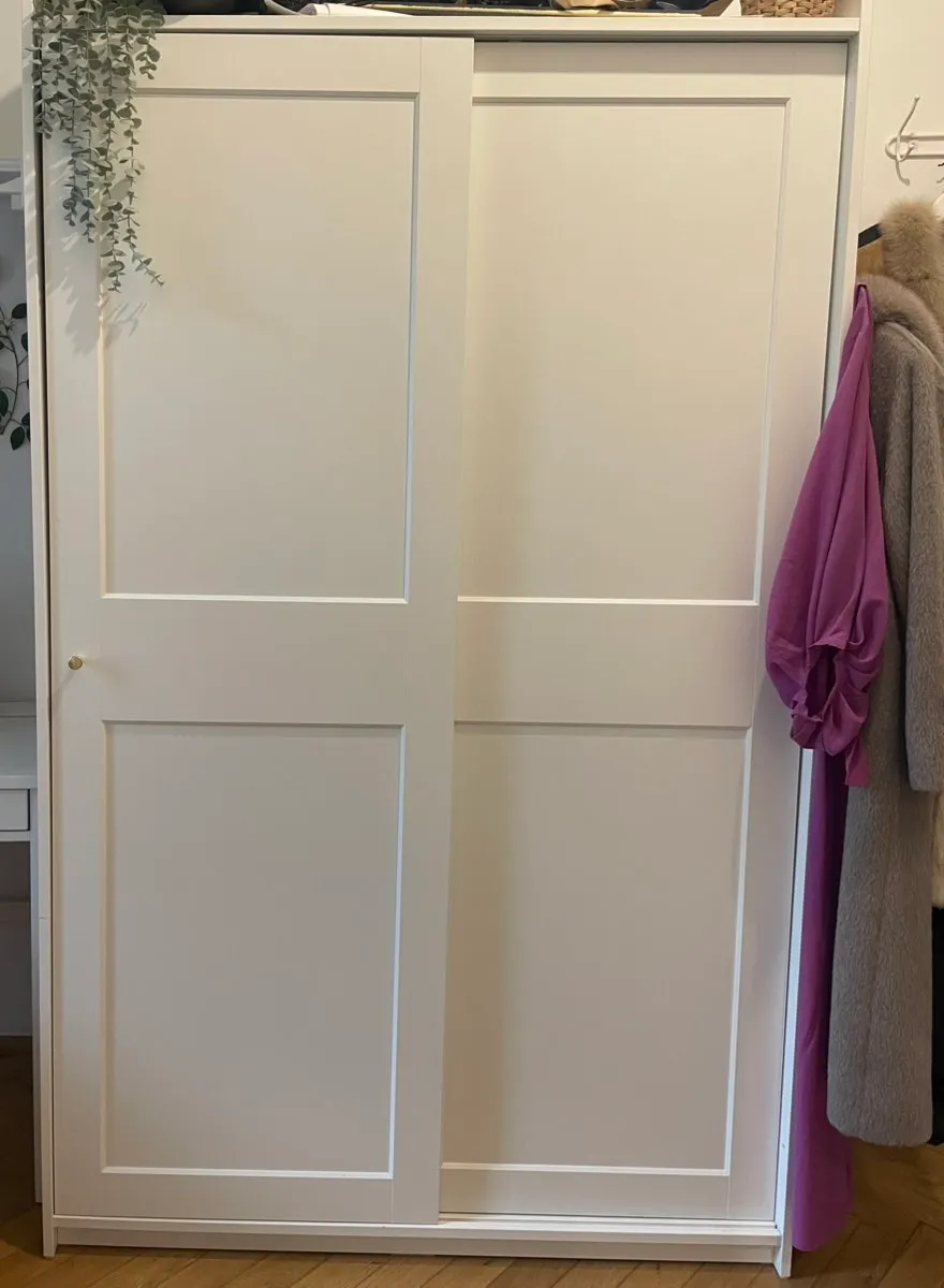 IKEA HAUGA Kleiderschrank mit goldenen Knöpfen und Kleiderhackenleiste, € 50,- (1090 Wien)