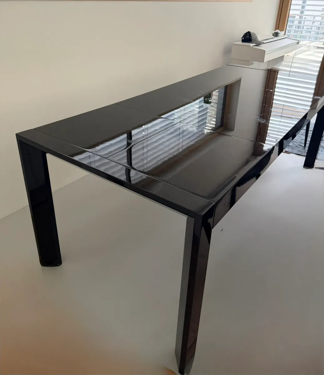 Schwarzer Glastisch, € 50,- (1130 Wien)