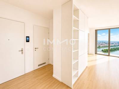 DC2 Tower: Stephansdom, Prater & Donau Blick - Wake Up Vienna