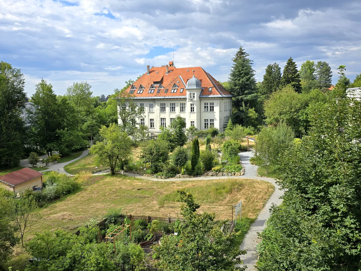 * * * REIZENDE SINGLE-WOHNUNG NÄHE KF-UNI, LKH/MedUni, HILMTEICH und ROSENHAIN - AUSBLICK IN DEN BOTANISCHEN GARTEN* * * - Ansicht 2