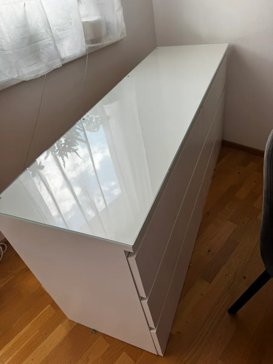Glasplatte Malm Kommode, € 10,- (8230 Hartberg)
