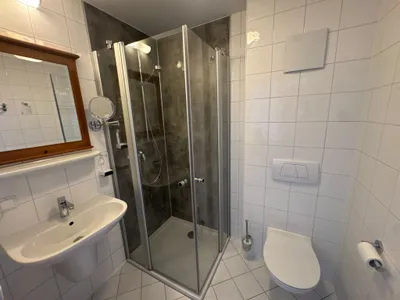 19-Zimmer-Gewerbeimmobilie mieten in Linz – 3 534 m², € 6.500 – Bild 30 von 41