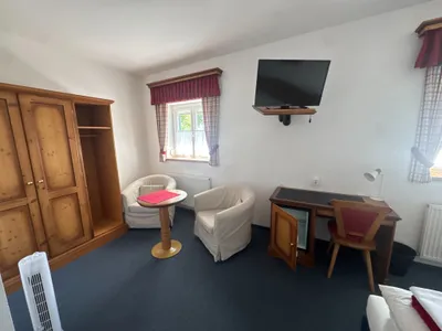 19-Zimmer-Gewerbeimmobilie mieten in Linz – 3 534 m², € 6.500 – Bild 37 von 41