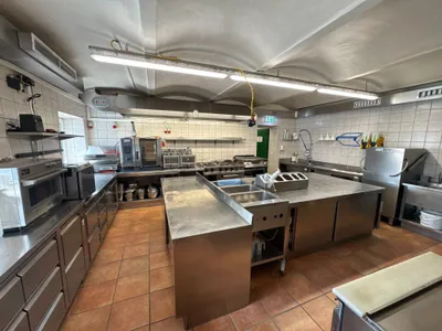 19-Zimmer-Gewerbeimmobilie mieten in Linz – 3 534 m², € 6.500 – Bild 32 von 41