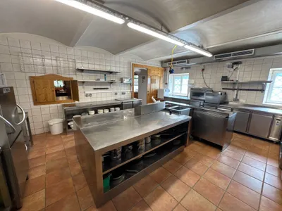 19-Zimmer-Gewerbeimmobilie mieten in Linz – 3 534 m², € 6.500 – Bild 40 von 41