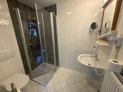19-Zimmer-Gewerbeimmobilie mieten in Linz – 3 534 m², € 6.500 – Bild 15 von 41